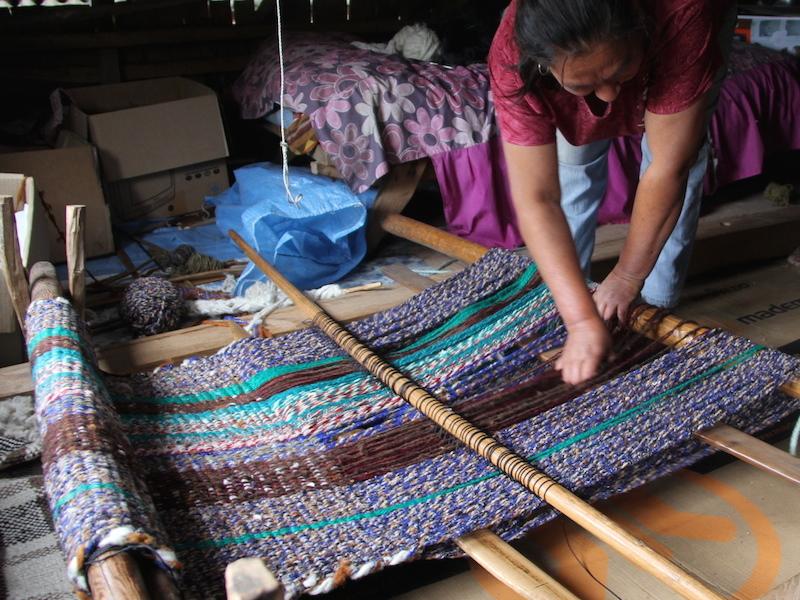 Fotografía: Quelgo, telar horizontal propio de Chiloé, el cual se encuentra ampliamente difundido en la Patagonia. Su presencia demuestra la influencia cultural de Chiloé en la tradición textil del sur austral.